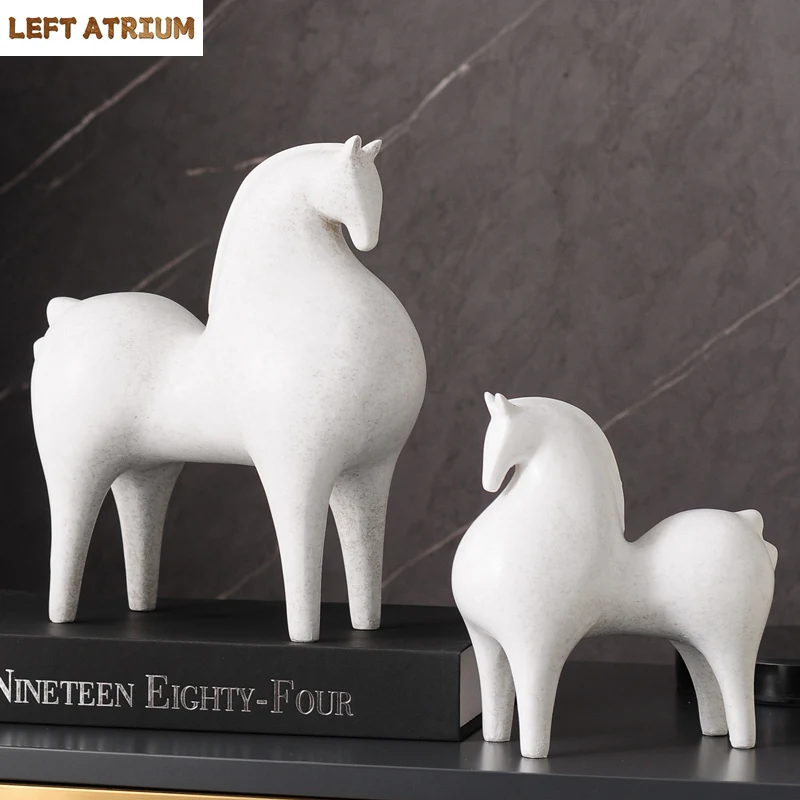 

Resin Horse Statue Morden Art Animal Figurines Office Home Decoration Accessories Horse Sculpture New Year Gifts