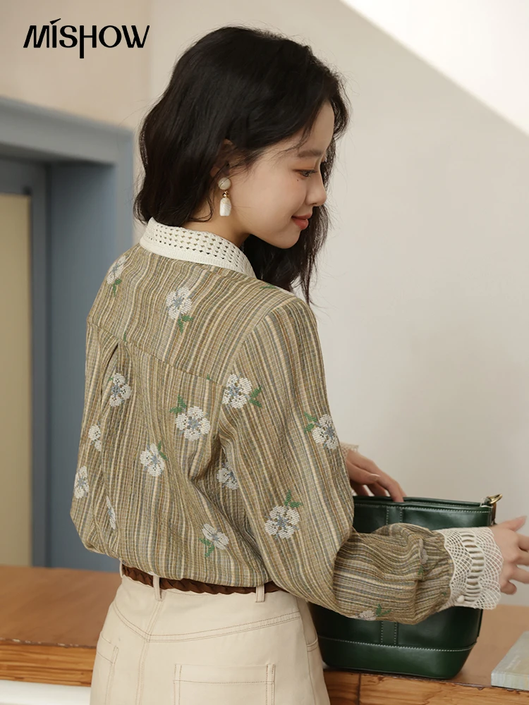MISHOW قميص مطرز للنساء خريف 2025 قميص منسوج مجوف ذو طية صدر السترة أصفاد من الدانتيل قميص عتيق بأكمام طويلة MXE44C2393
