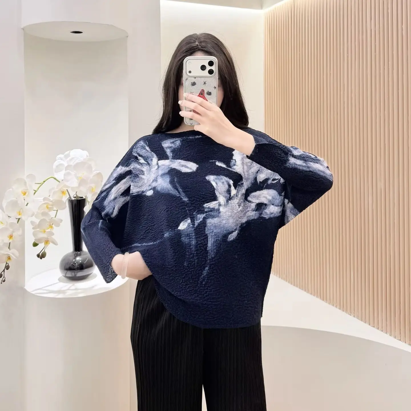 

Ink Floral Print Pleated Top Oversized 3/4 Sleeve Soft Fabric Loose-Fit Blouse Casual Daily Wear 2025 Trendy Chic Stylish Outfit