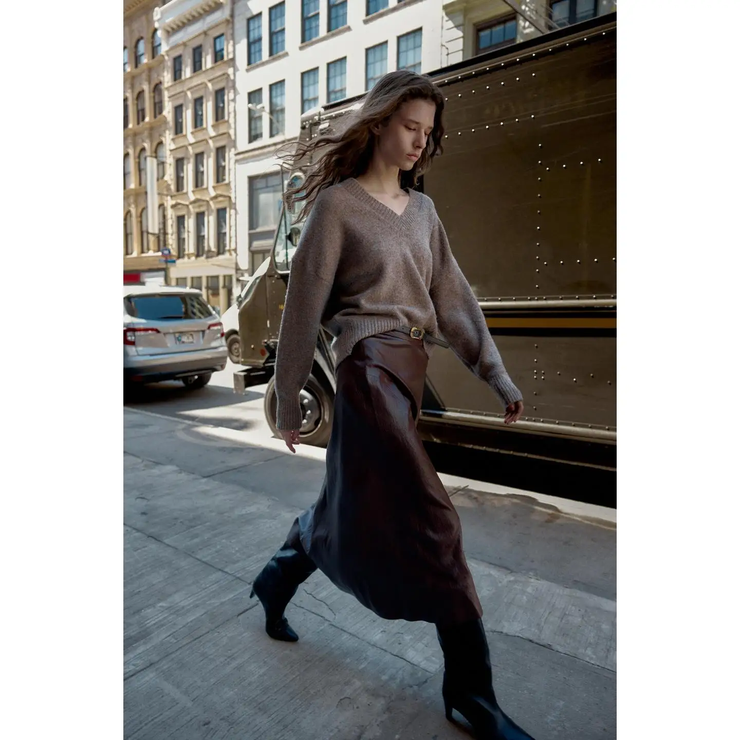 

Кожаная юбка с высокой талией и поясом. Ранняя осень. Универсальная женская повседневная юбка трапециевидной формы с плиссированным эффектом.