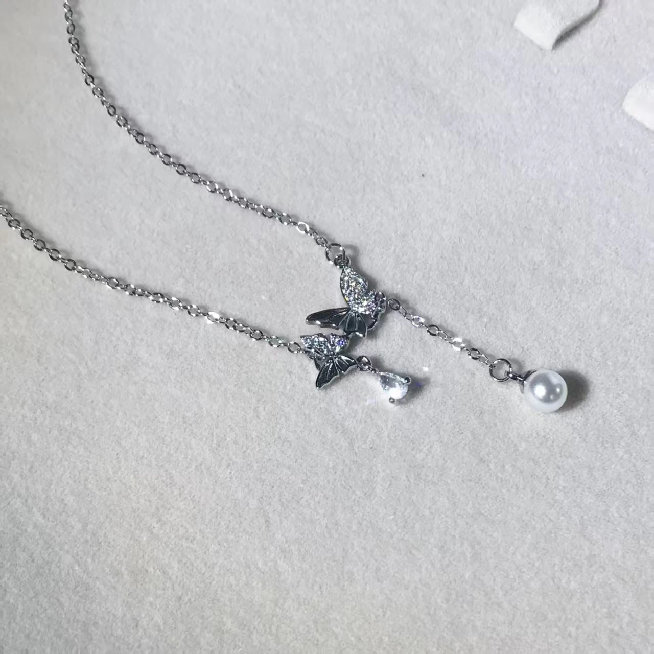Hot-Selling Butterfly Pearl Tassel Necklace With Light And Shadow Effect, High-End Instagram Style, Understated Luxury Fashion.