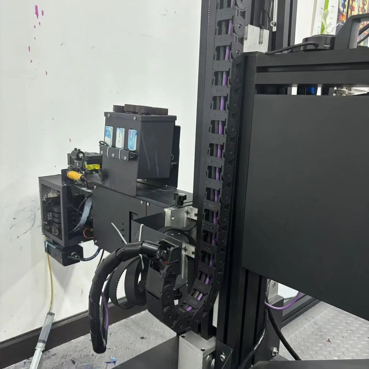 Промышленный 3D УФ-струйный настенный принтер для создания индивидуальных фресок, корпоративных логотипов и декоративных элементов в торговых центрах