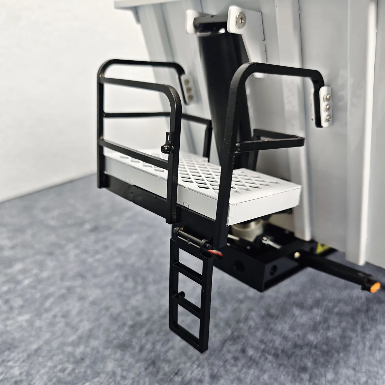 3-osiowy przyczepa hydrauliczna ze stali nierdzewnej z podpórką, systemem oświetlenia do samodzielnego montażu (DIY) w skali 1/14 do zdalnie sterowanych ciężarówek Tamiya.