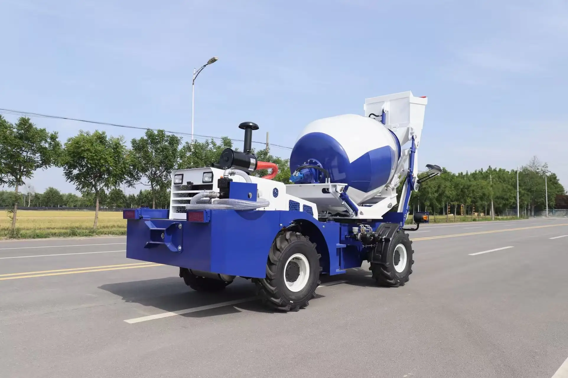 Factory Promotions Self Loading Concrete Mixer Truck Heavy Duty Mixer with 270 Degree Discharge for Highway Bridge Projects