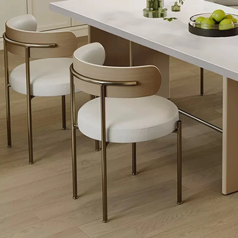 كرسي طعام فاخر حديث من القماش الأبيض الشمالي مع مسند ظهر من صوف الضأن مصنوع من الفولاذ المقاوم للصدأ للاستخدام المنزلي في المقهى وغرفة الطعام