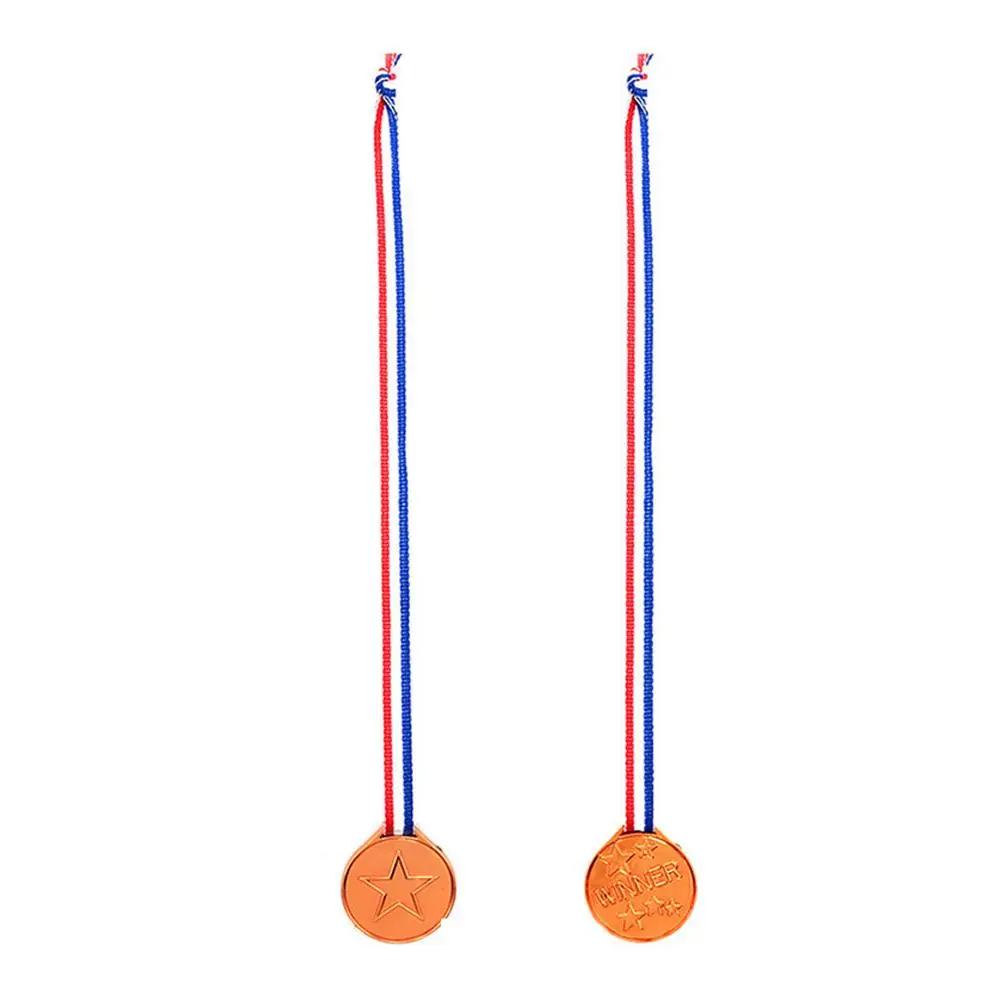 10 Buah Medali Penghargaan Juara Emas Plastik Hadiah Pesta Ulang Tahun Anak-anak Mainan Hadiah Permainan Olahraga Pengisi Pinata Pesta Sepak Bola