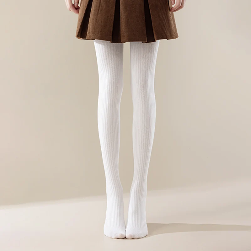 

Пара однотонных вязаных простых леггинсов для девочек весной и осенью, мягких, удобных и приятных для кожи.