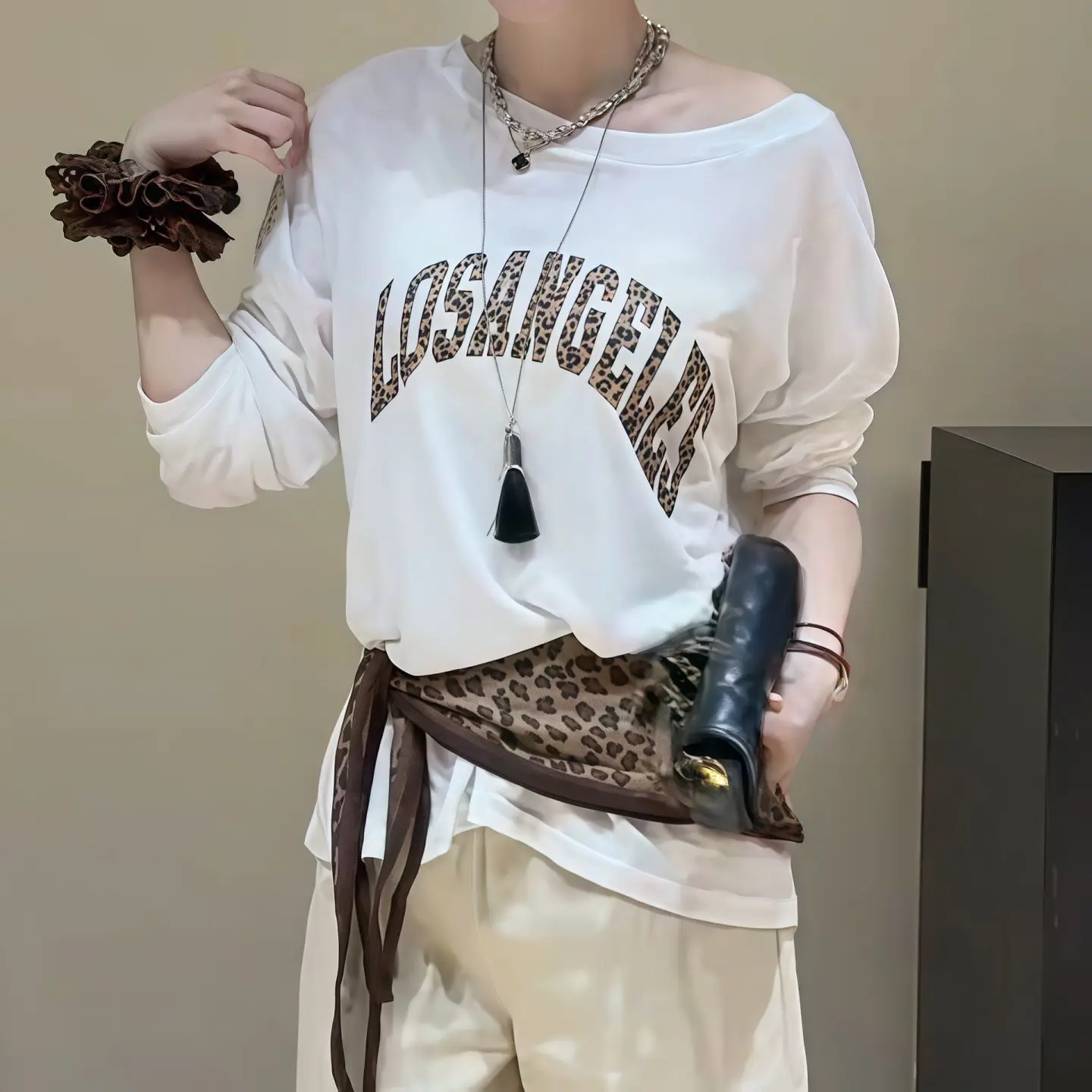 

New Korean style unique and beautiful American retro sloping shoulder long sleeved T-shirt top with exposed shoulder