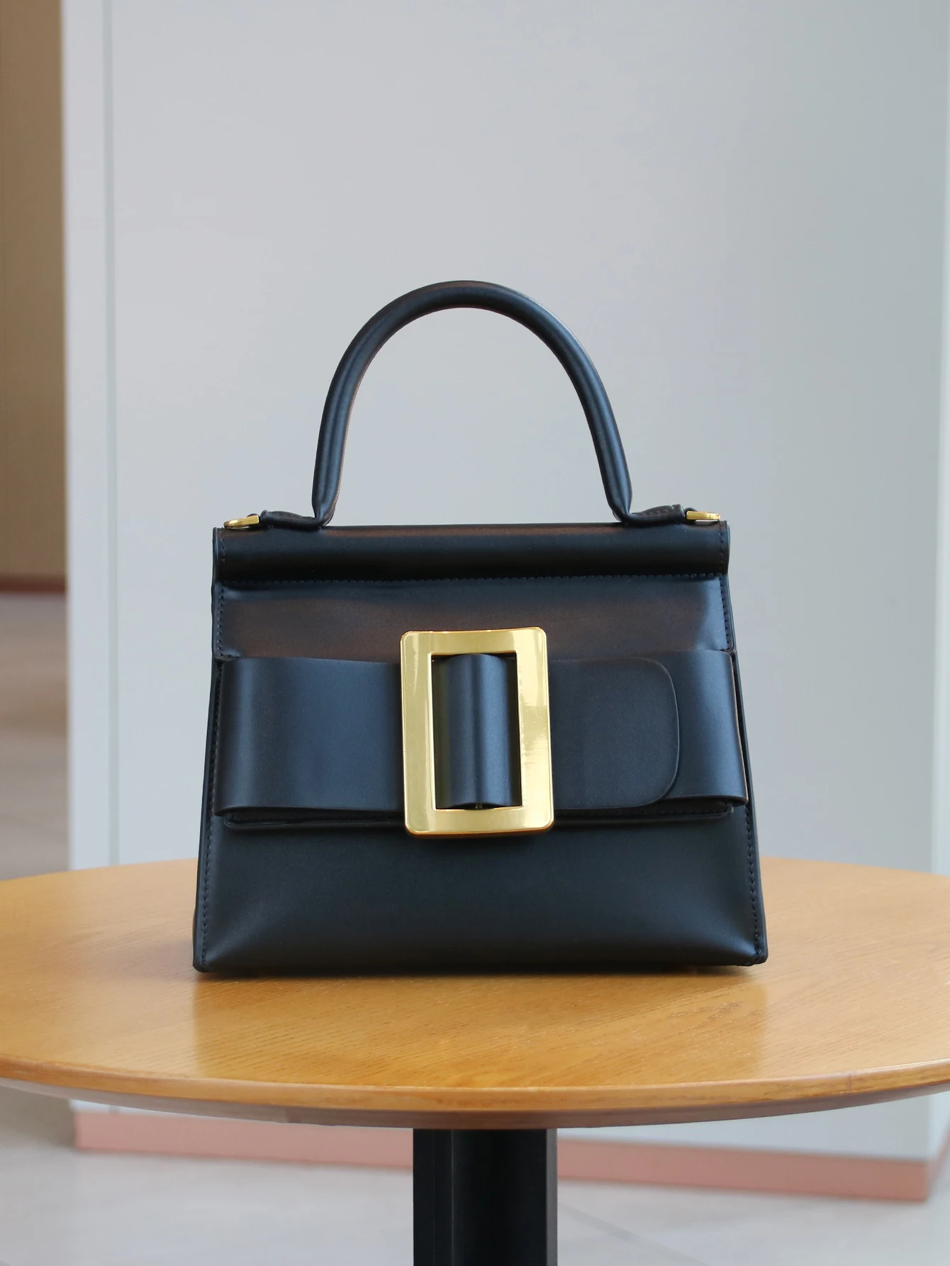 حقيبة مربعة صغيرة عصرية كلاسيكية 2025 حقيبة يد فاخرة جديدة حقيبة يد كورية على الموضة متدلية على كتف واحد بلون سادة جودة عالية