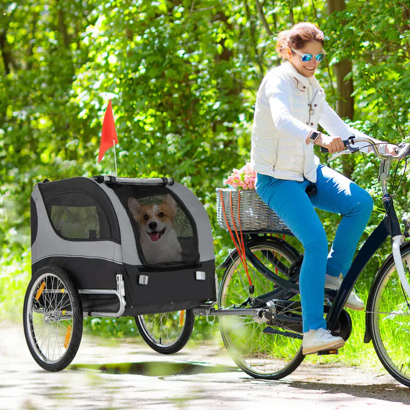 Remorque de vélo pour animaux de compagnie/remorque pour chien/remorque pour chat. Il est doté d'un cadre en fer robuste et fiable, d'un tissu en toile Oxford et d'un revêtement en PVC pour protéger votre animal de compagnie bien-aimé des légères intempéries. Il peut également servir de remorque pour les besoins quotidiens. Gris