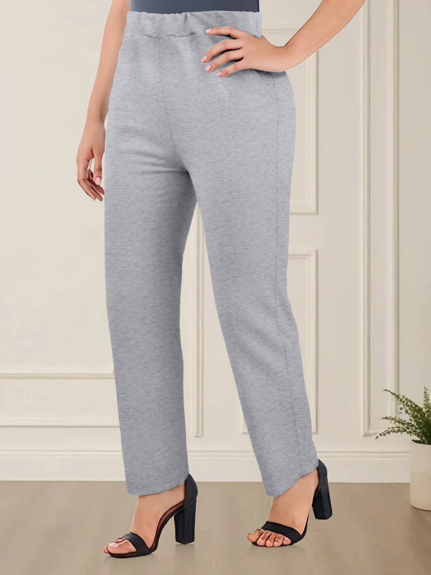 

Мягкие женские спортивные брюки прямого кроя с высокой талией, из мягкой и приятной к телу ткани, элегантно смотрятся в сочетании с толстовками.