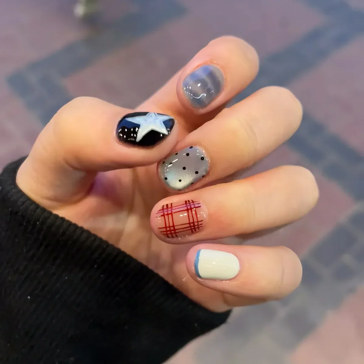 10 Uds. De uñas postizas cortas con forma ovalada, rayas y diseños de estrellas de bloques de Color, uñas postizas brillantes que combinan y combinan para mujeres y niñas