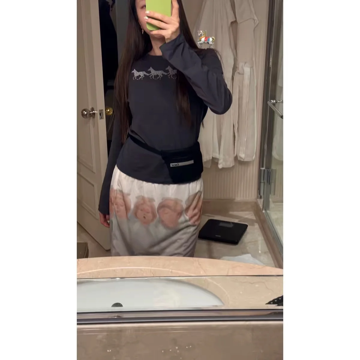 

Новая весенняя женская футболка с круглым вырезом и длинными рукавами, облегающая, с заклепками, из комфортного хлопка