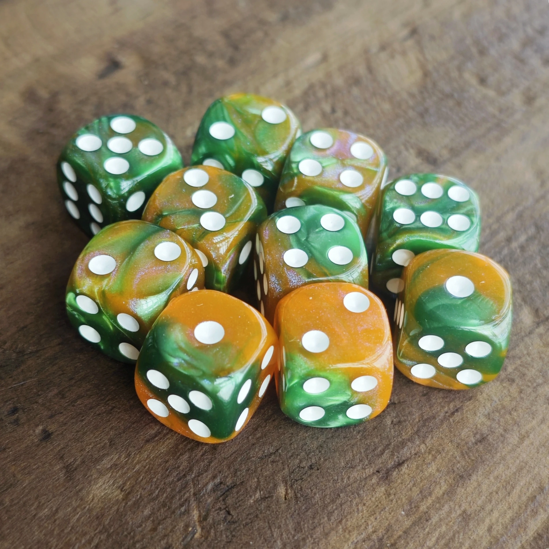 16MM Green and Yellow Shiny Starlit Sky D6 Dice Set Warhammers 40K Dungeons and Dragons Board Game