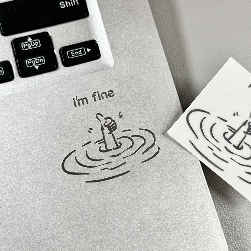 ฉันสบายดี ตลกขบขัน สติ๊กเกอร์โลหะ สติ๊กเกอร์ติดแล็ปท็อป ดีไซน์ขำขันแบบข้อความว่า “ฉันสบายดี” ใช้แล้วทิ้ง ฉีกออกง่าย อุปกรณ์เสริม