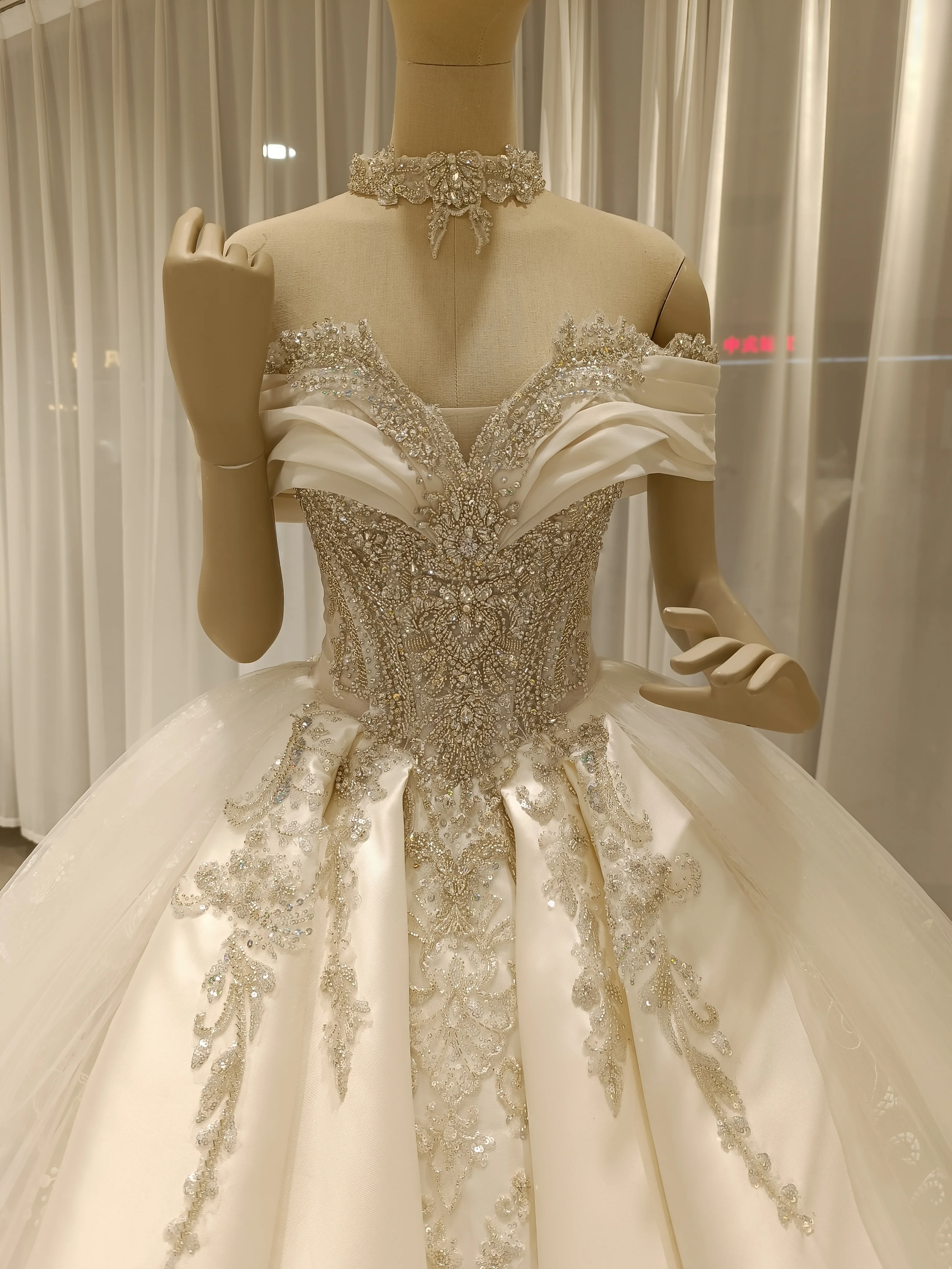 Vestido De Noiva Bordado De Cetim, Uma Linha De Strass, Querida