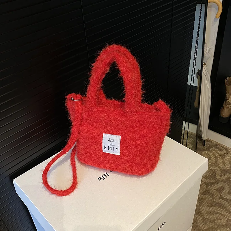 Cute Plush Bag for Women2025New Autumn and Winter Furry Handbag Niche Design Single Shoulder Crossbody Furry Bag