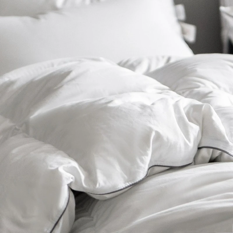 Fluffy and light, high-grade zero-pressure feeling, comfortable sleep, spring, autumn and winter quilt