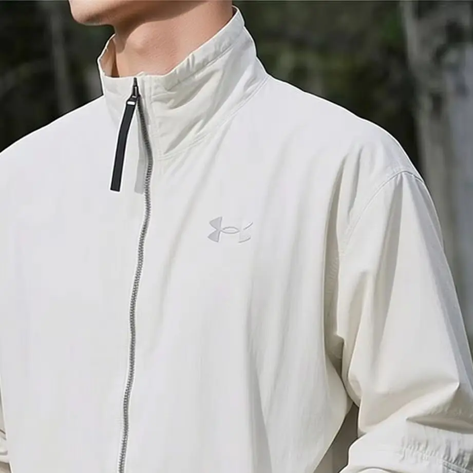 under-armour-ua-1387995-114-veste-coupe-vent-tissee-blanche-pour-homme-coupe-ample-fermeture-eclair-integrale-col-montant-legere