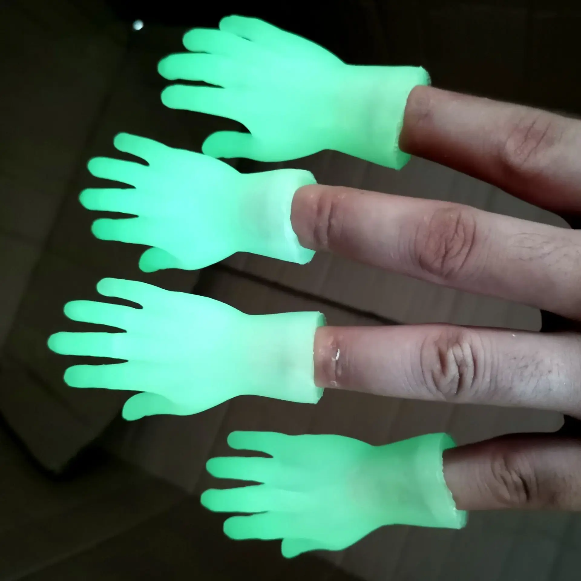 Novelty Funny Glow-in-the-dark Hand Finger Puppet Finger Cover Toy Fluorescent Green Small Hand Model Coloured Finger Cover Toy