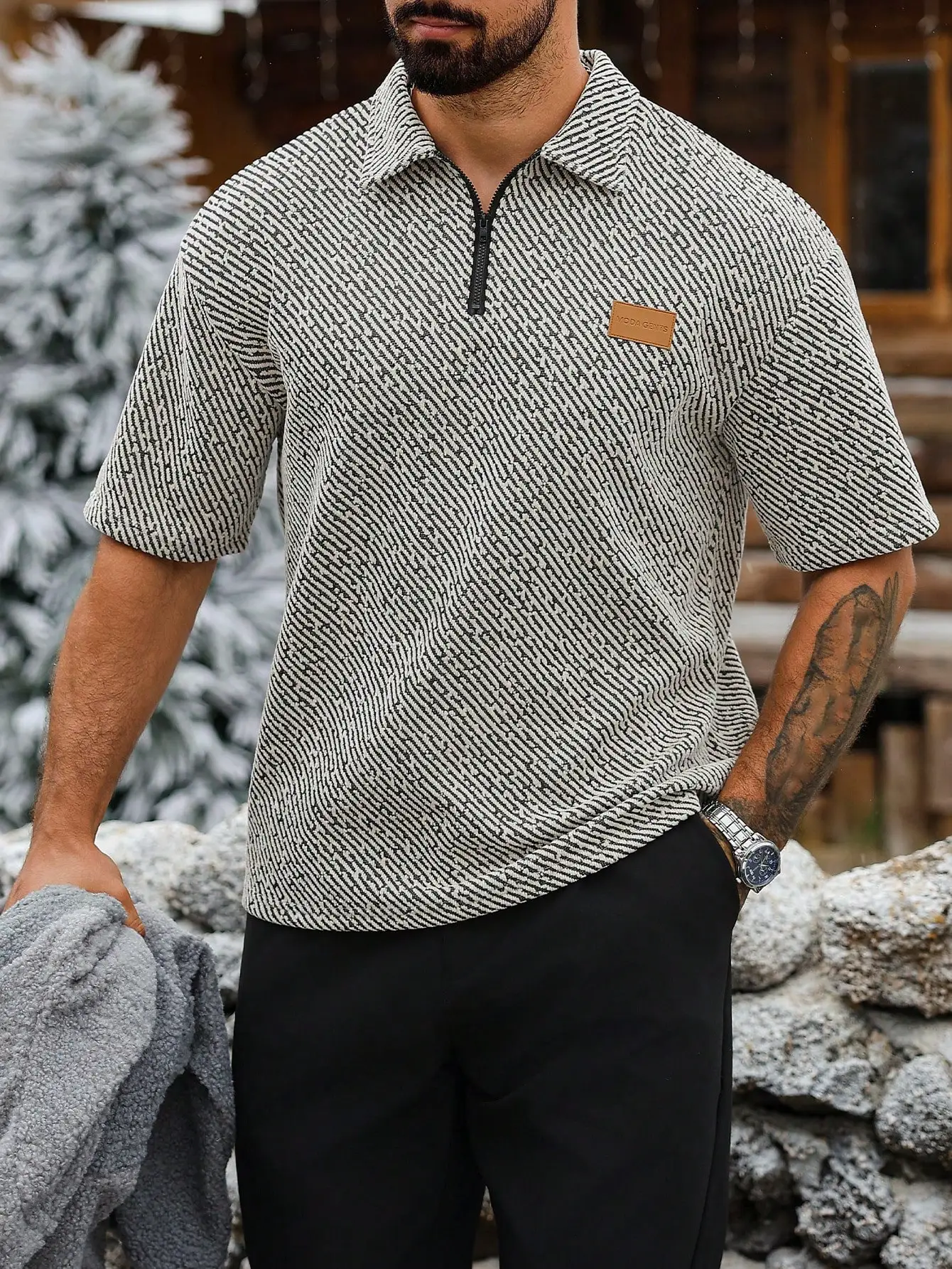 

Мужская трикотажная рубашка-поло с диагональным полосатым узором, воротником на молнии до середины и спущенными плечами