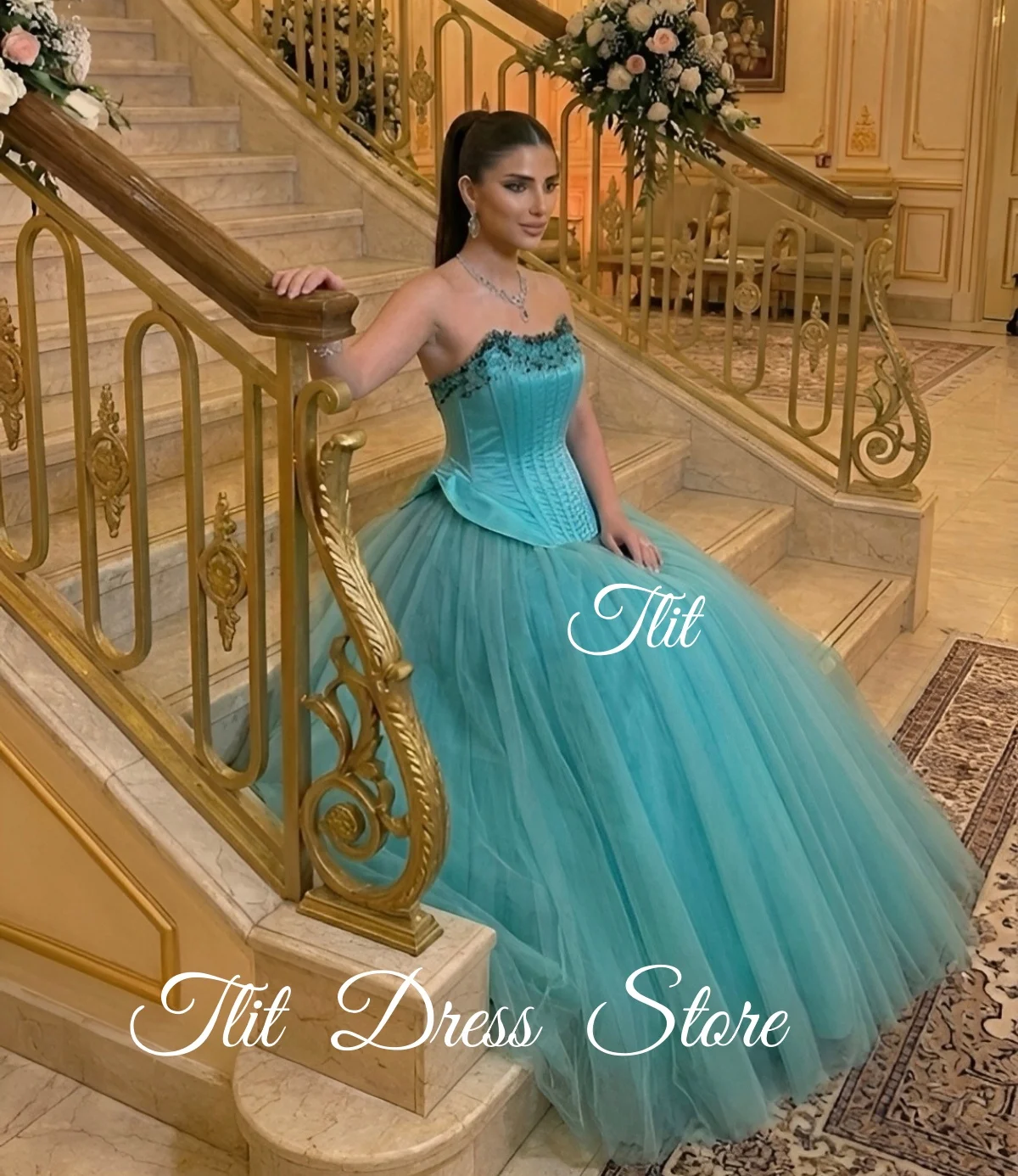 فستان سهرة أنيق من TLIT باللون الأزرق الداكن من الساتان والتول بدون حمالات فستان حفلات مزين بالكريستال وسحاب فيستدوس دي فييستا