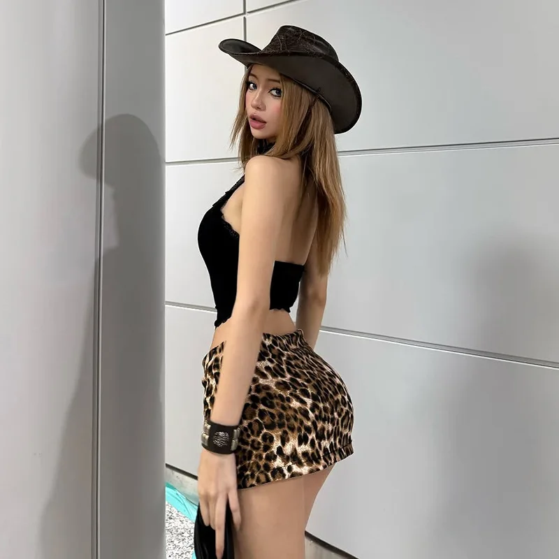 Minigonna sexy con stampa leopardata 2026 primavera nuovo arrivo tinta unita moda sottile gonna con stampa leopardata a vita bassa festa streetwear