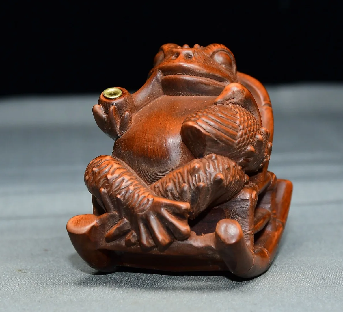 High-quality small-leaved juniper wood frog incense holder and decorative item for tabletop decoration