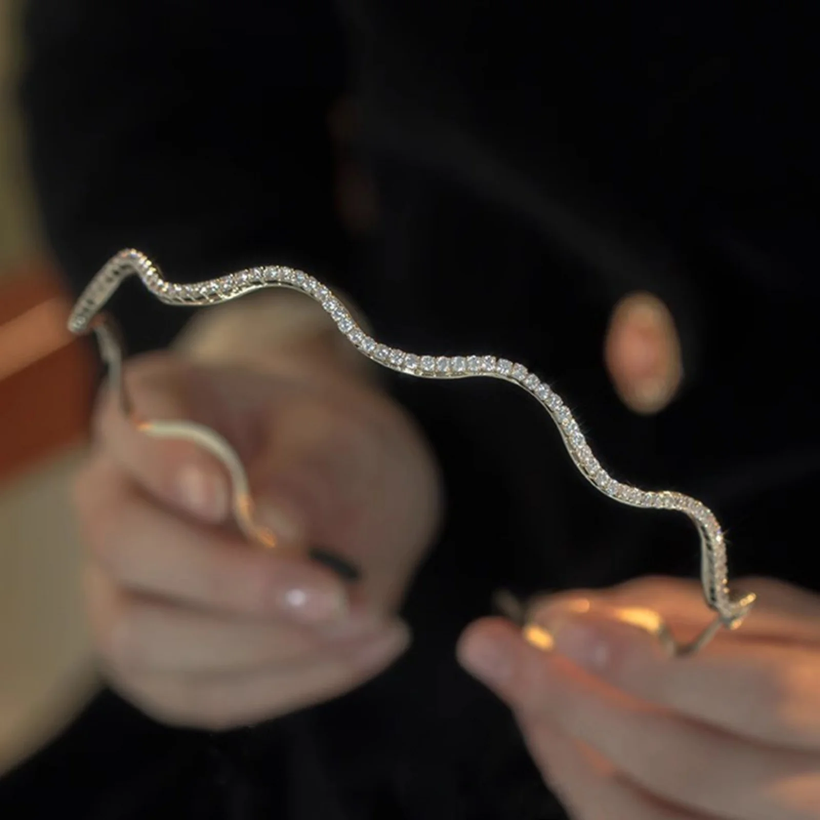 

1pc Stylish Exquisite Thin Wave Headband with Rhinestones Premium, Versatile Hair-Crimping Headband, Light Luxury Hair Accessory