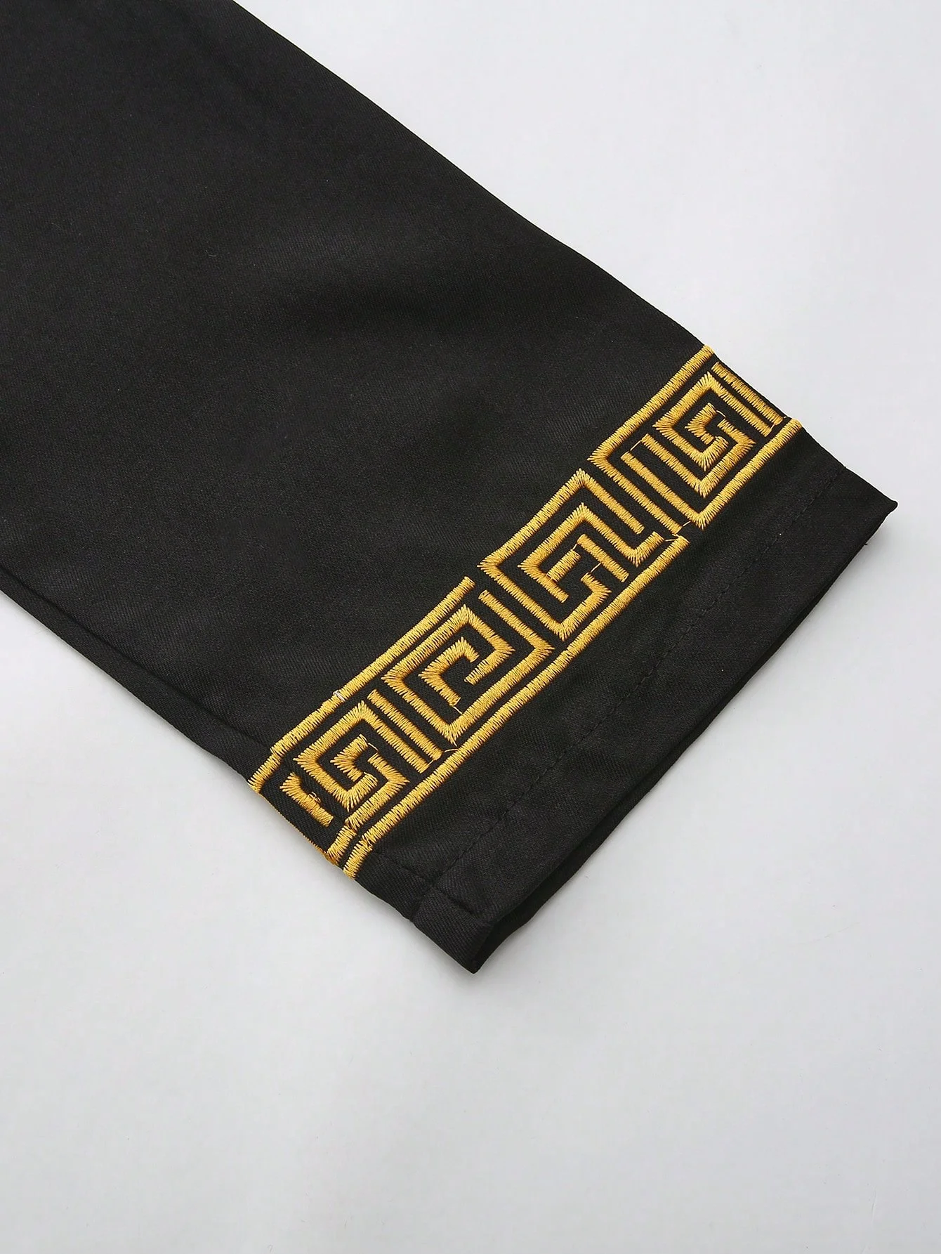 صوب رجل مسلم هو ملابس إسلامية تقليدية بأكمام طويلة وياقة واقفة وتطريز فضفاض