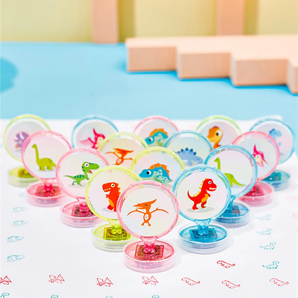 持ち運びに便利な恐竜のシールのバルク、インクがキラキラを蒸発させないようにする、かわいいペットのパターンのシール、報酬スタンプ、プラスチック製の蓋、3g