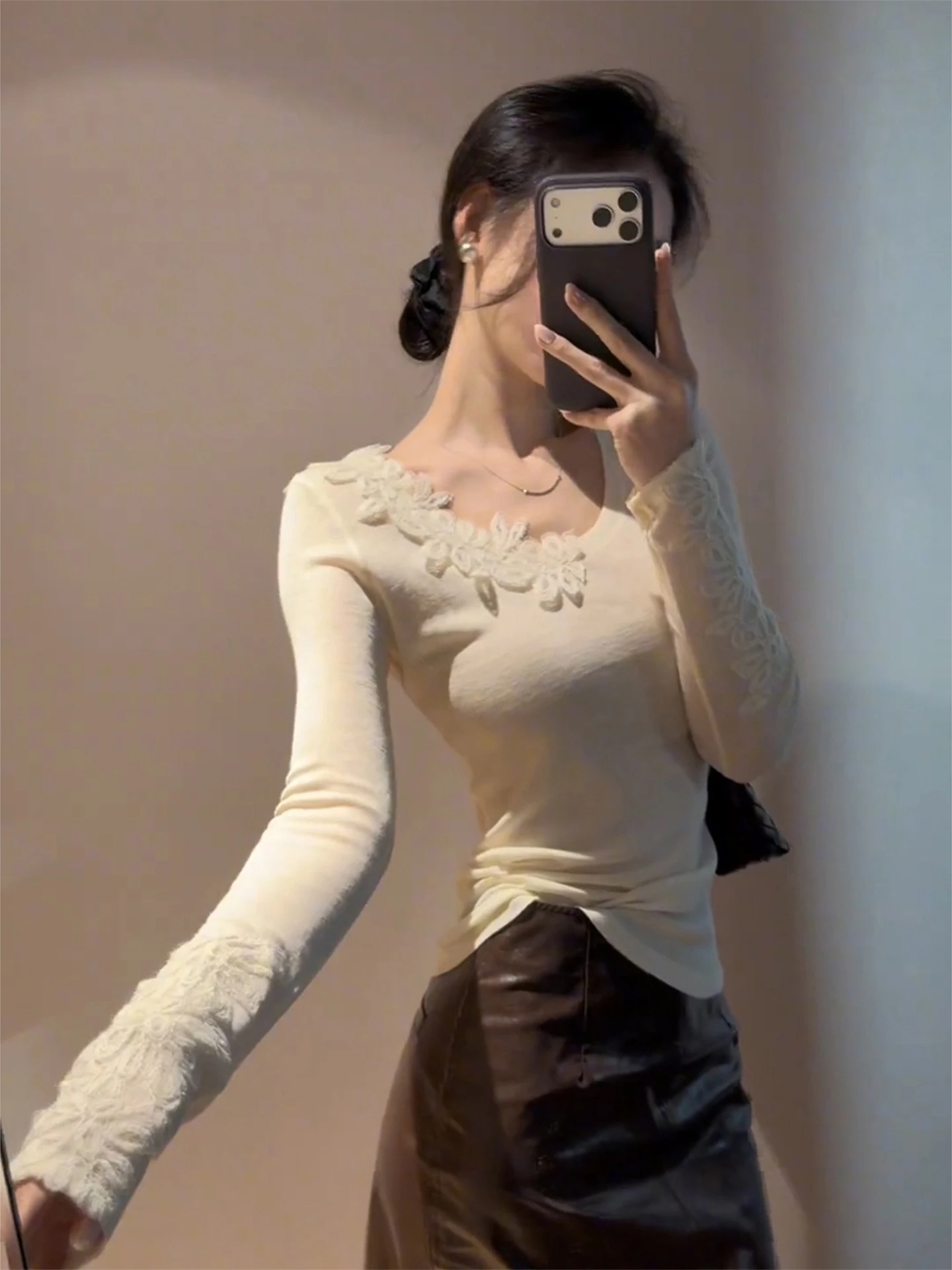 Miękki sweter z dekoltem w serek, zdobiony kwiatami, dopasowany, bazowy, damski, jesienno-zimowy, modny, dzianinowy top, wyszczuplający, z kwiatowym wzorem...