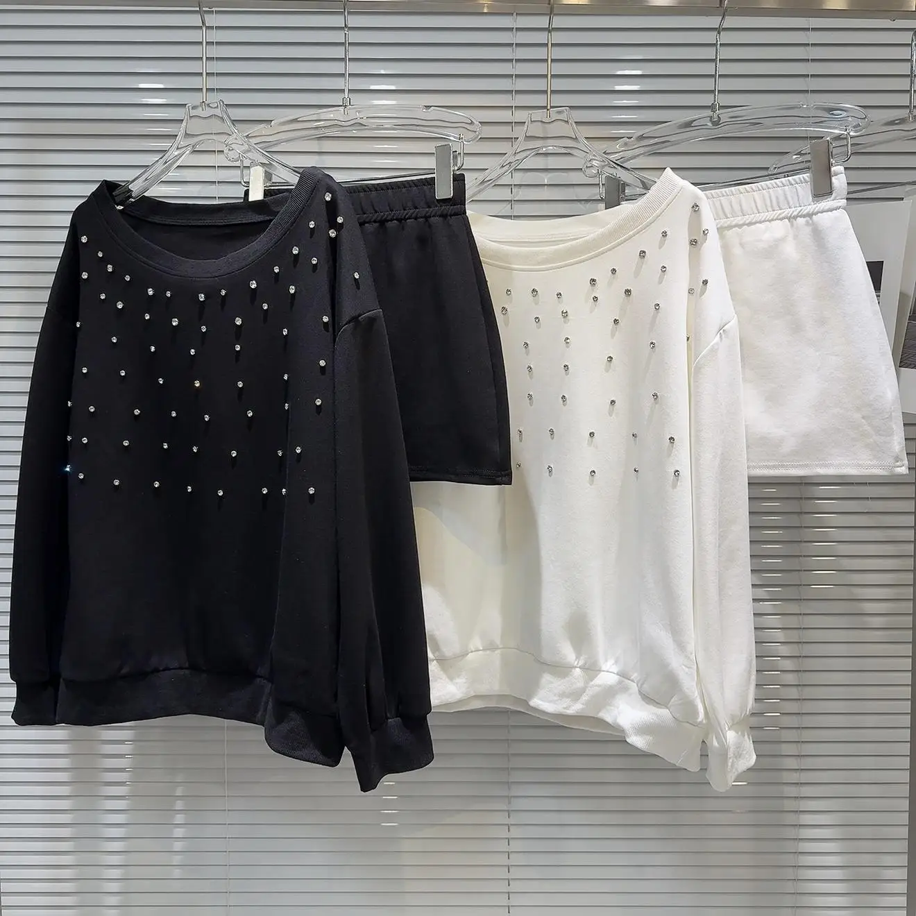 

Весенний женский повседневный комплект из худи и юбки с бисерной отделкой, круглым вырезом и длинными рукавами, модный комплект из двух предметов для женщин 25-35 лет, коллекция Весна 2026