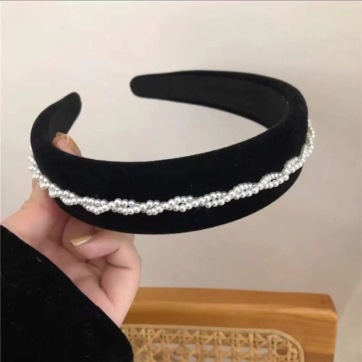 Diadema de terciopelo negro Vintage para mujeres y niñas, diadema con lazo de perlas, banda de aro de pelo de giro ancho, accesorios para el