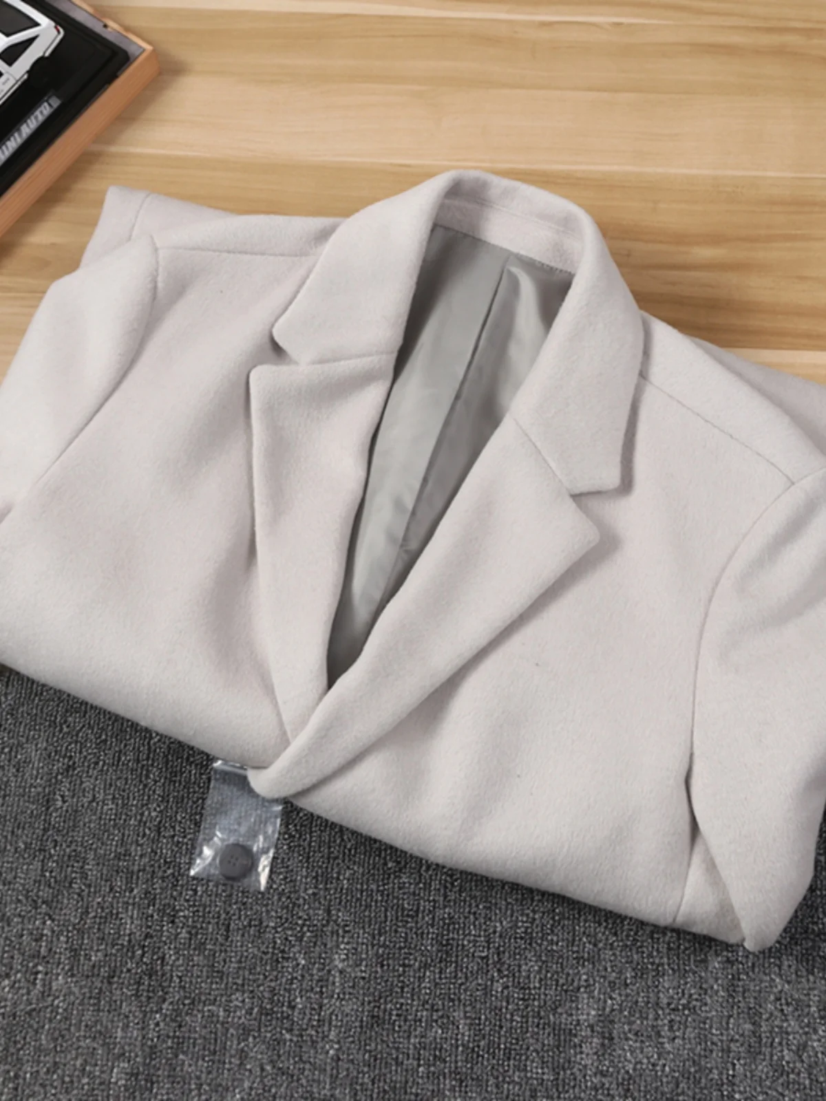 เสื้อโค้ทผู้ชายผ้าวูลผสมคุณภาพสูงสำหรับฤดูหนาว สไตล์คลาสสิกลำลอง ความยาวปานกลาง กระดุมแถวเดียว สไตล์เกาหลี สีพื้นล้วน