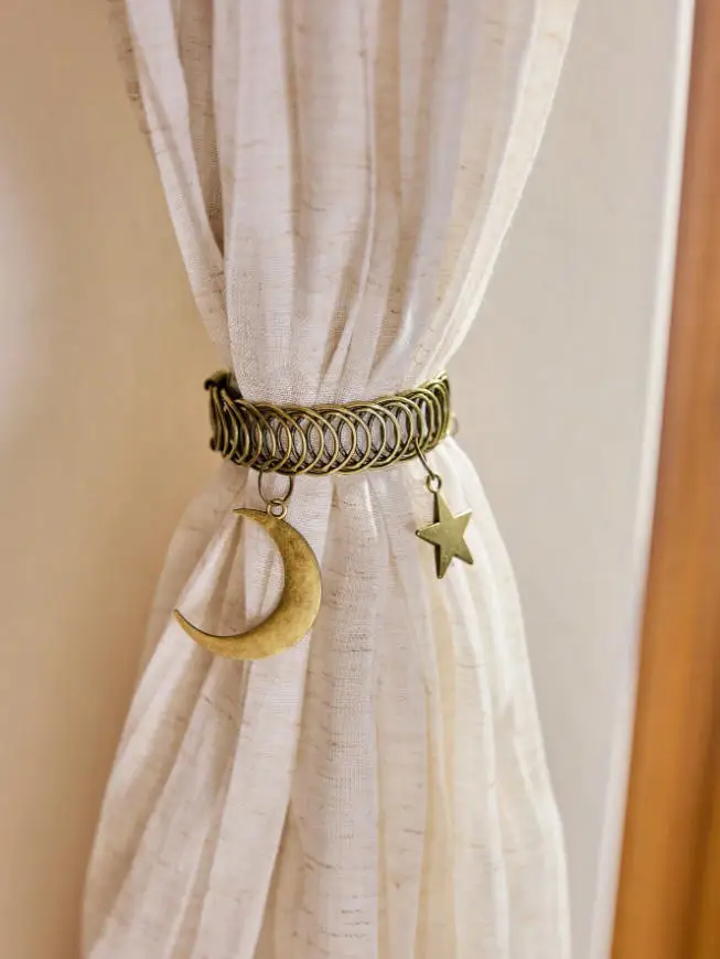 1pc Vintage Star & Moon Metal Curtain Clip, Suitable For Living Room, Bedroom, Study Home Decoration Gifts Birthday Graduation,