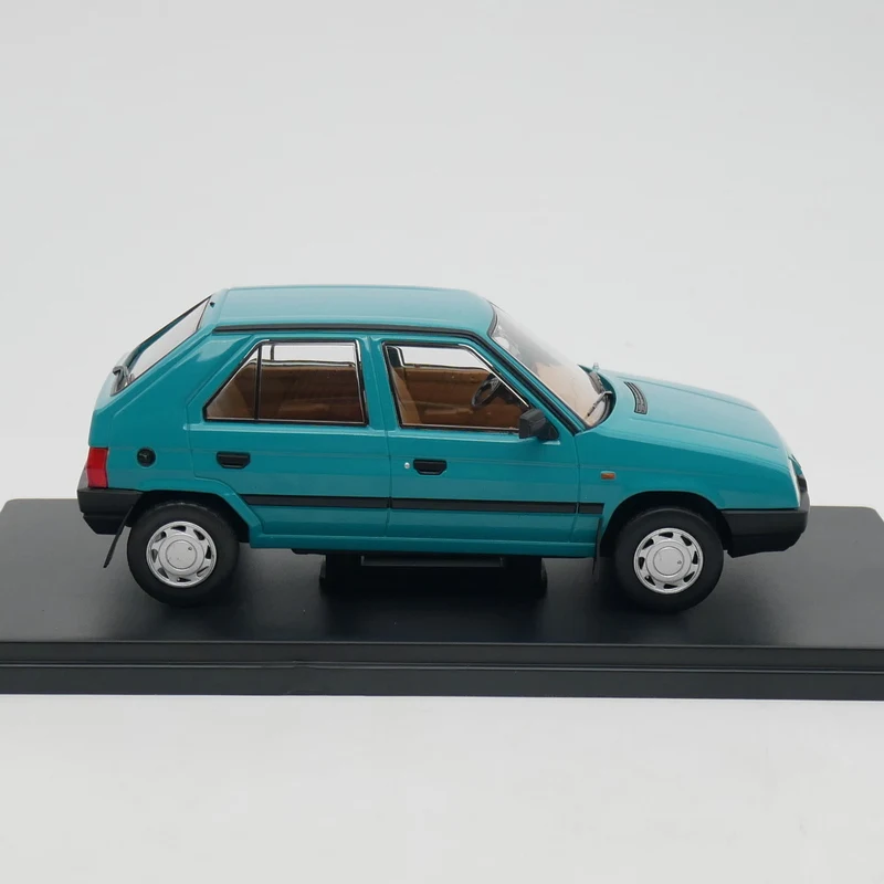 IXO 1:24 SKODA FAVORIT 1989 Diecast Car Model Metal Toy Vehicle