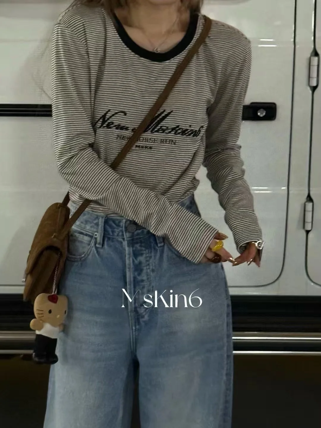 

Классическая черно-белая полосатая женская футболка приталенного кроя ручной работы, рекомендованная Dòu Mā Premium op Commute Sle Prin...