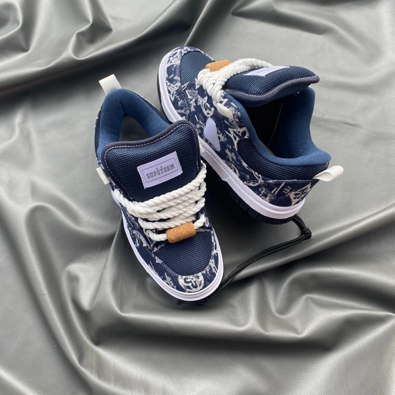 

Мужские кеды для скейтбординга с мягкой подошвой, синие, модные и удобные, с толстыми шнурками, очень толстым язычком и массивным дизайном.