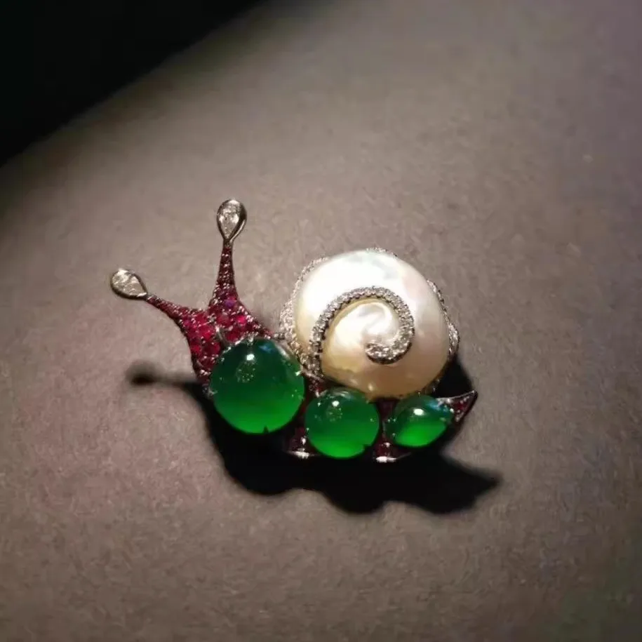 Snail Brooch Exquisite High-end Jadeite Egg Surface Pin Cheongsam Temperament Versatile Snail Badge