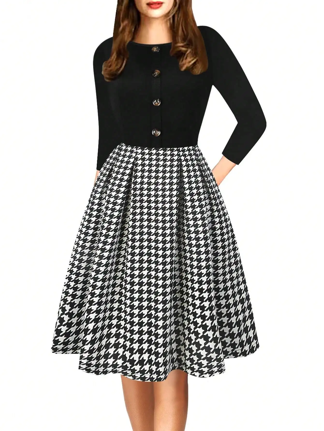 

Женское черное платье с топом на пуговицах и расклешенной юбкой в клетку