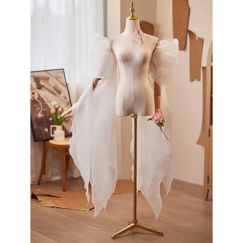 The host takes pictures of exaggerated white shoulder ornaments, high-end sense of the host's annual meeting, evening dress acce
