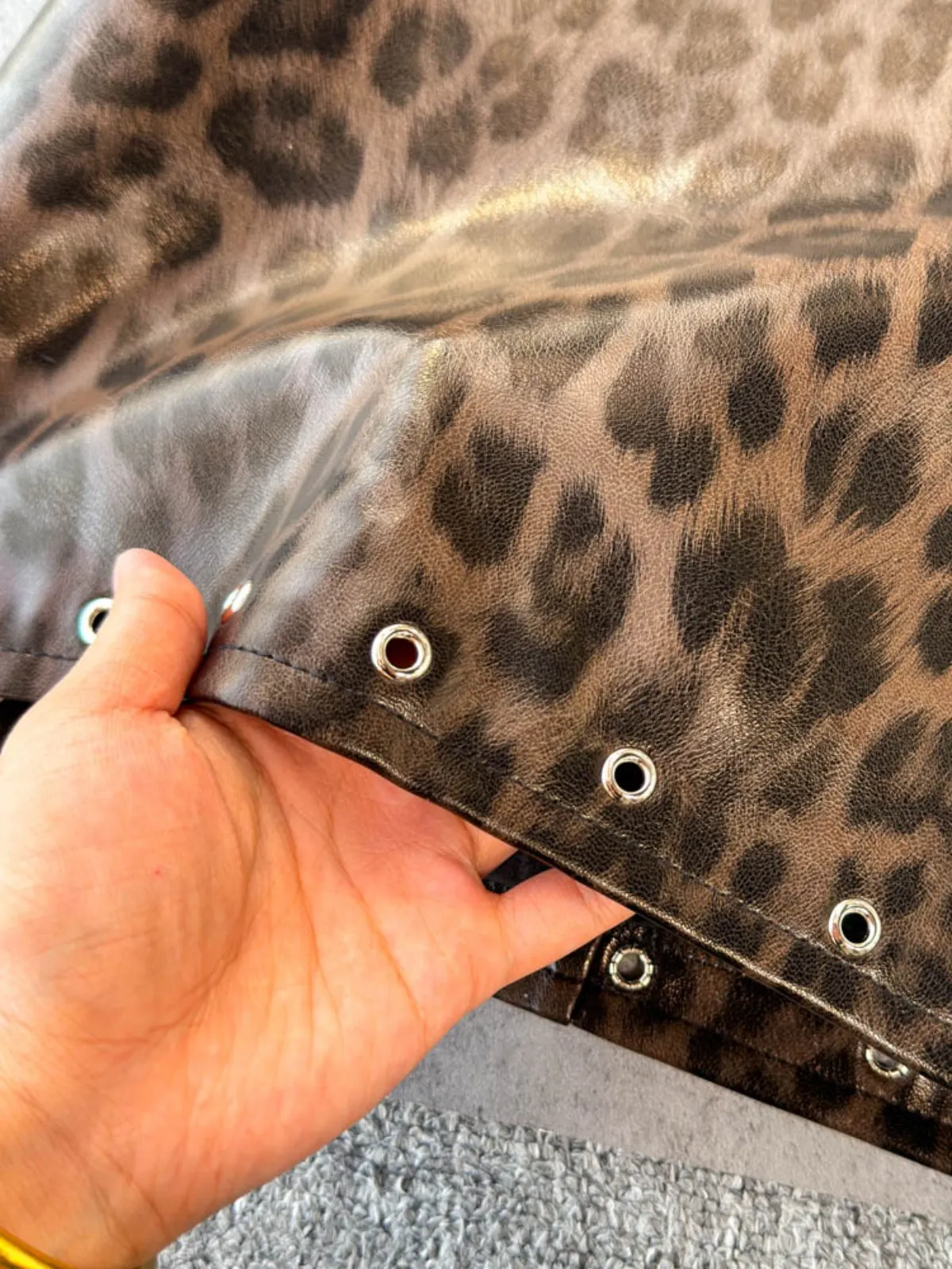 Foamlina Falda corta de cuero PU con estampado de leopardo americano para mujer otoño 2024 nueva falda envolvente de cuero adelgazante de cintura alta