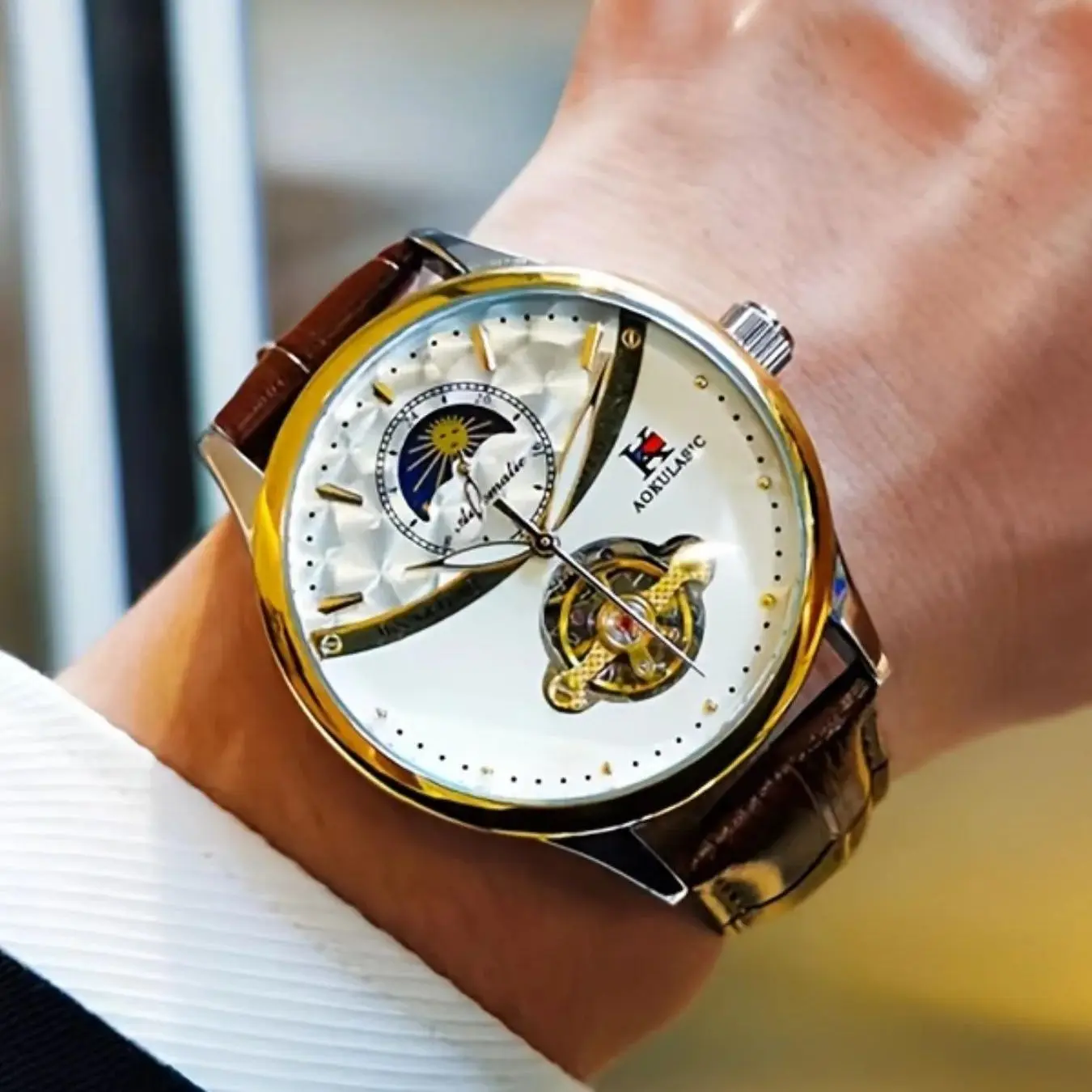 Luxurious Men's Automatic Mechanical Watch with High Authenticity and an Attractive Appearance, Featuring a Skeleton Design This Fashionable High-End Men's Watch Is a Hot Seller, Showcasing Simplicity and Style. It Is the Preferred Brand for Gift Watches. No Battery