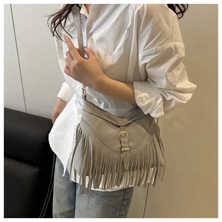 Wildleder-Umhängetaschen mit Fransen und Metallschnalle, verstellbarer Riemen, Halbmond-Umhängetasche im Western-Stil für Damen, für Reisen und den Alltag – Detail 17