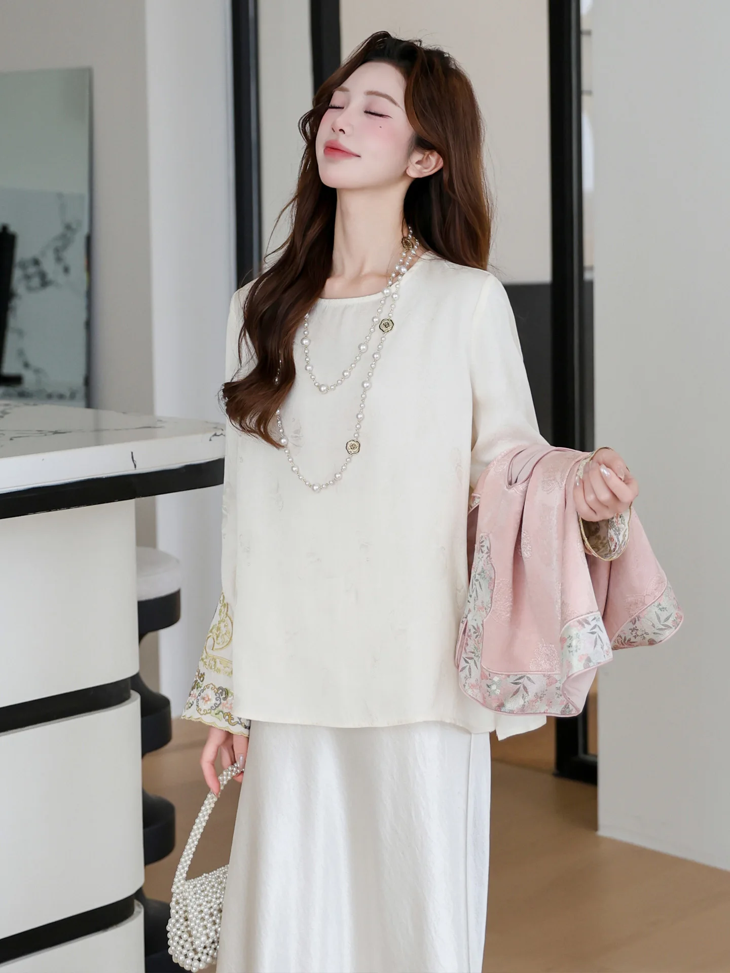 

Ele Satin Silk Embroidered round Ne Chinese Sle irt Women's Faion Spring Clothing Heavy Embroidery Floral Pattern