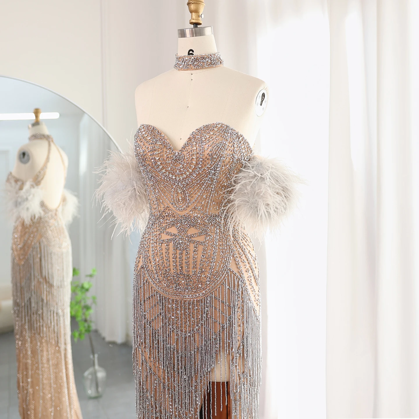 Sharon Said Dubai Luxus-Abendkleid mit Quasten und Federn in Silber-Nude, Meerjungfrauenstil, mit Halskette und hohem Schlitz, Damen-Ballkleid, SS187, maßgeschneidert – Detail 8