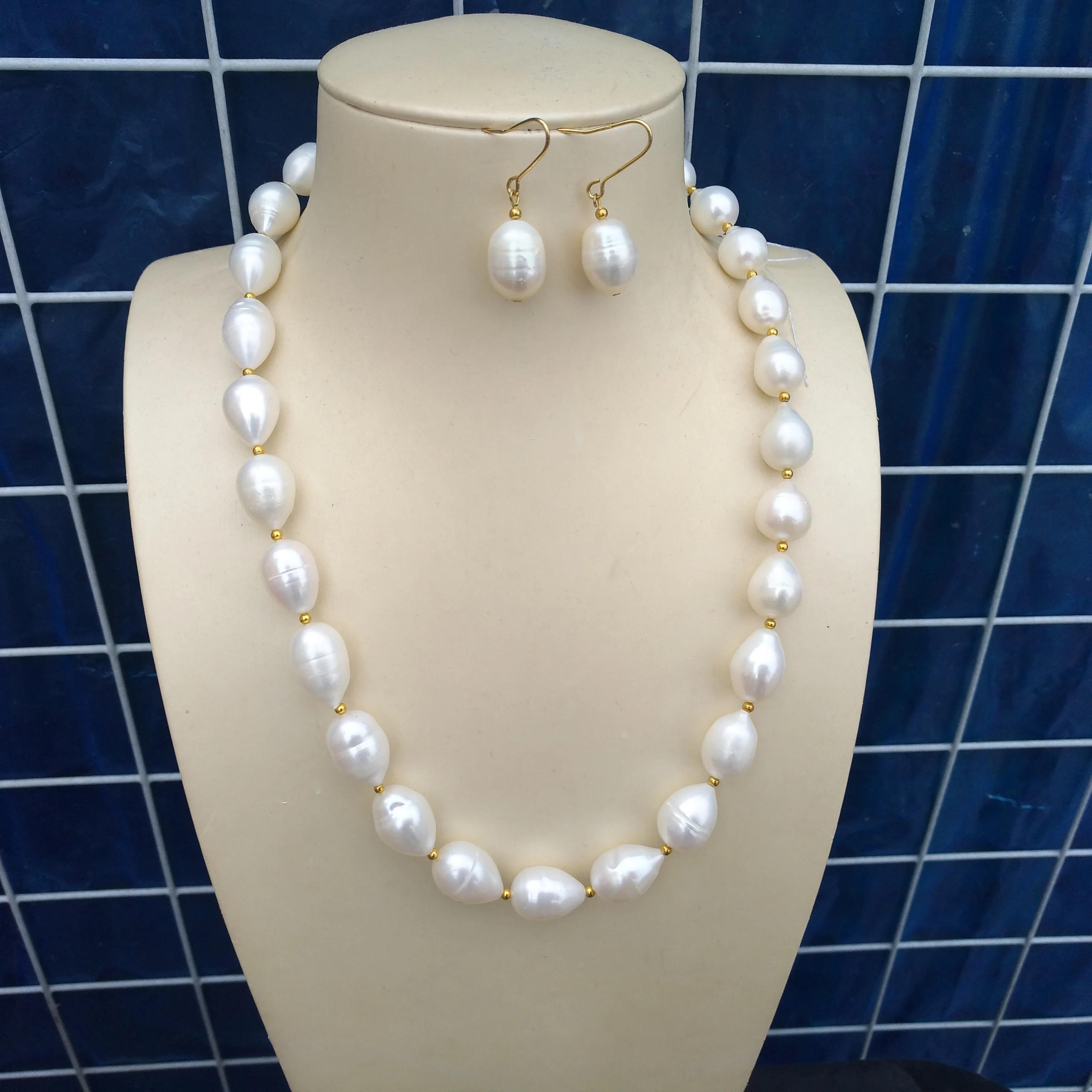 

Классическое ожерелье из натурального белого жемчуга Южных морей класса ААА, 9-12 мм, с подвесками/серьгами-каплями белого цвета.