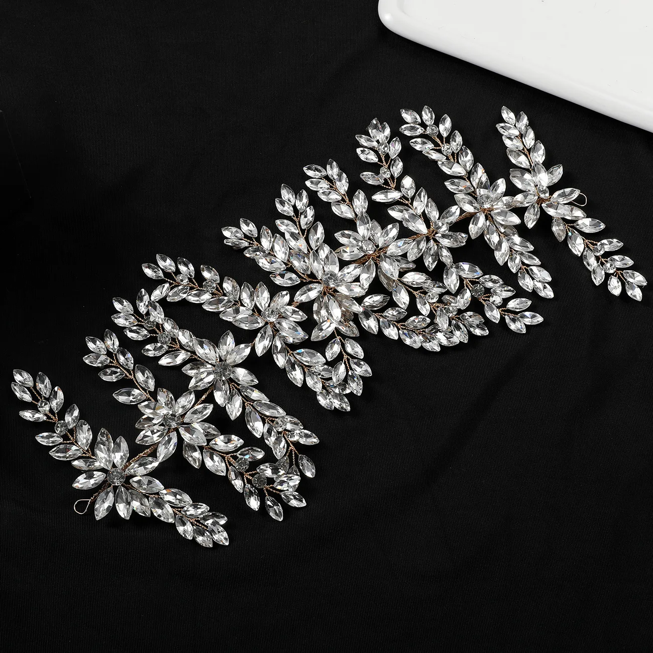 SLBRIDAL Handgefertigtes, trendiges Braut-Stirnband mit Kristallen, Strass und Perlen, Hochzeits-Haarschmuck für Frauen und Brautjungfern, Haarband-Schmuck – Detail 1