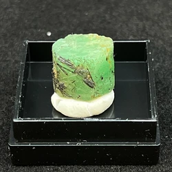 100% Natural Brazil green emerald mineral gem-grade crystal specimens stones and crystals + box size 2.7cm